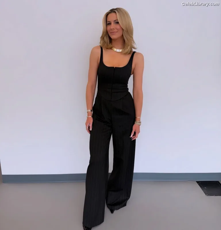Laura Rutledge photo 1 of 407
