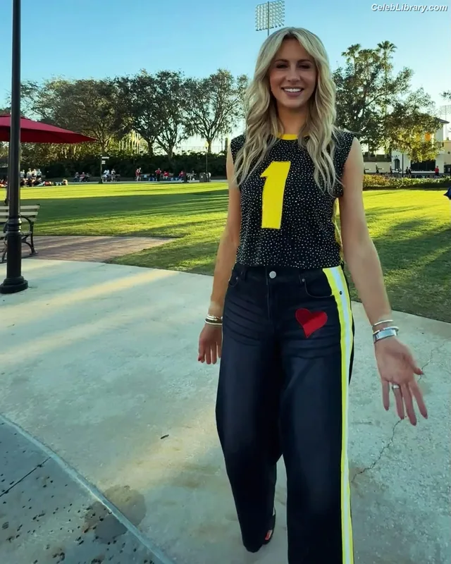 Laura Rutledge photo 20 of 407