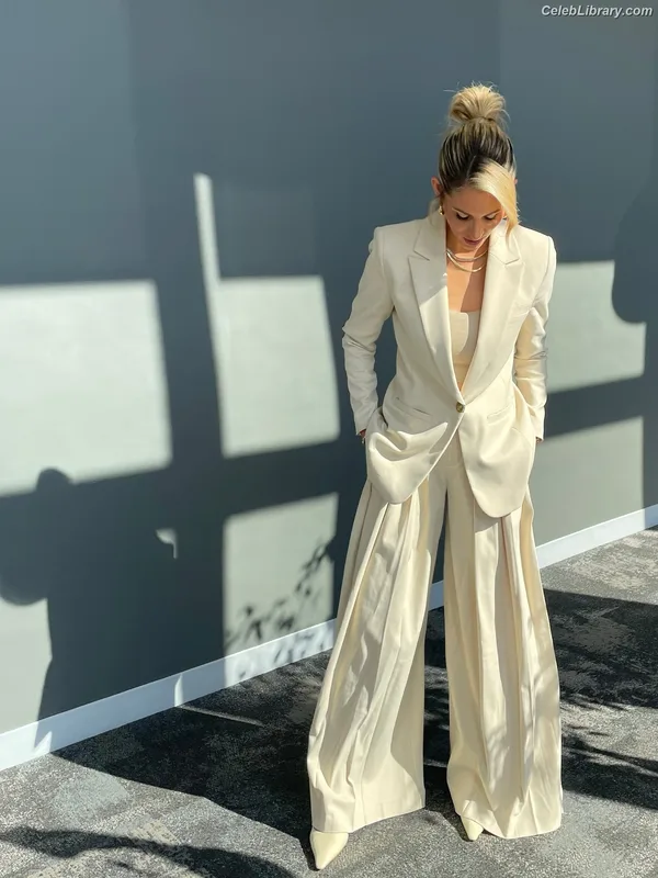 Laura Rutledge photo 23 of 407