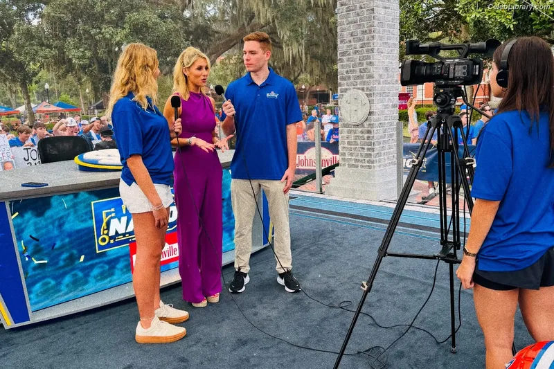 Laura Rutledge photo 17 of 407
