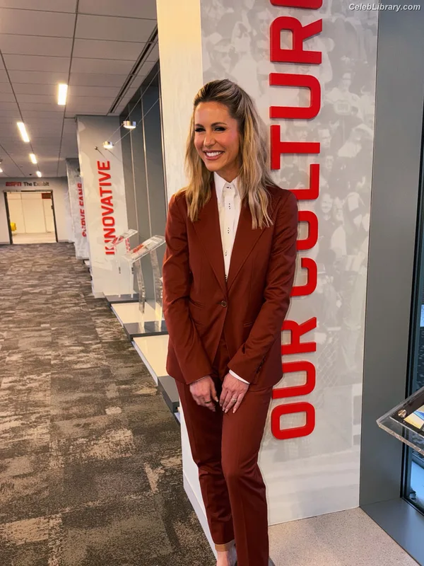 Laura Rutledge photo 19 of 407