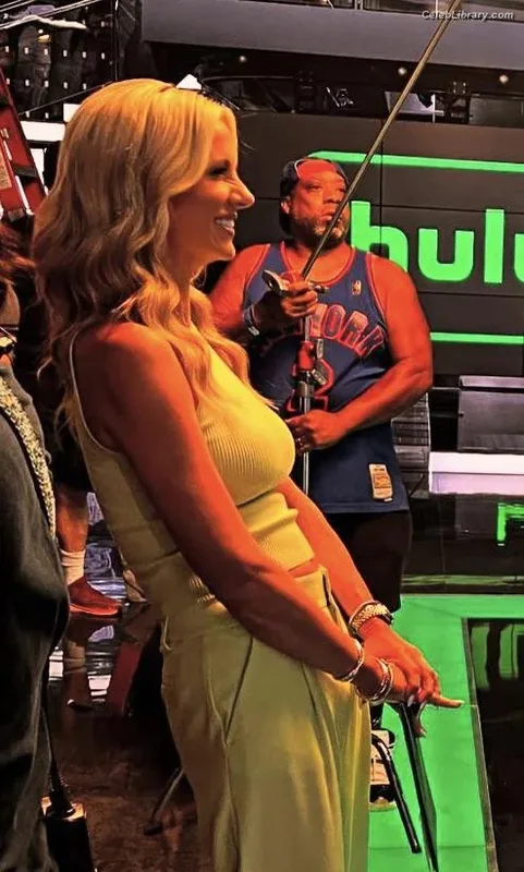 Laura Rutledge photo 3 of 407
