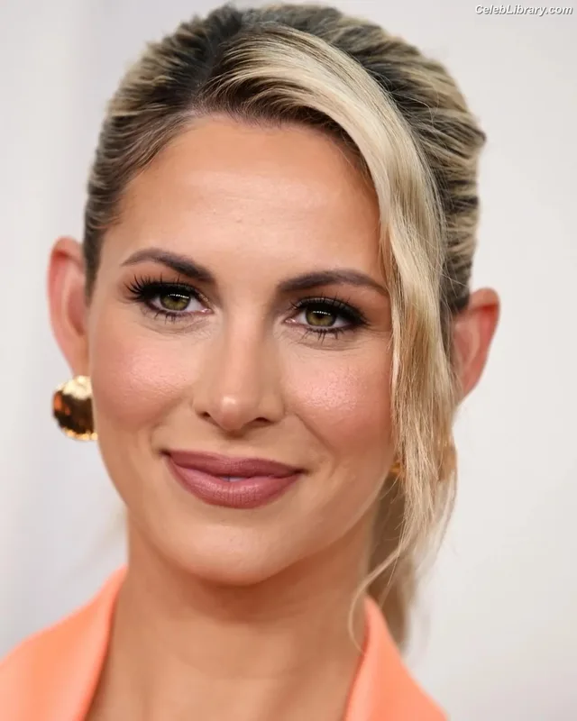 Laura Rutledge photo 12 of 407