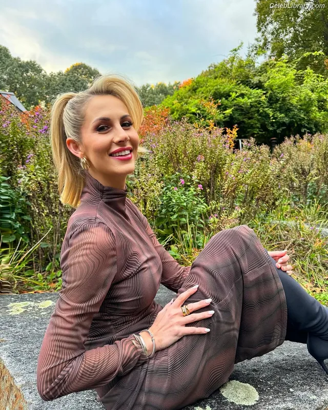 Laura Rutledge photo 14 of 407