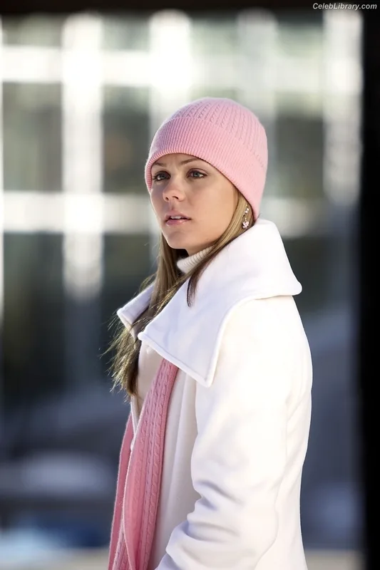 Laura vandervoort photo 8 of 128