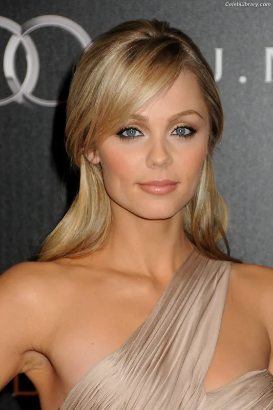 Laura vandervoort photo 13 of 128