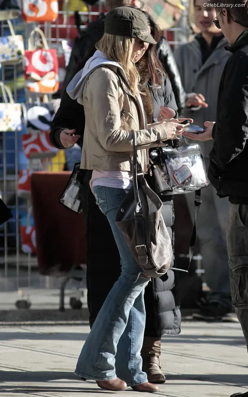 Laura vandervoort photo 20 of 128