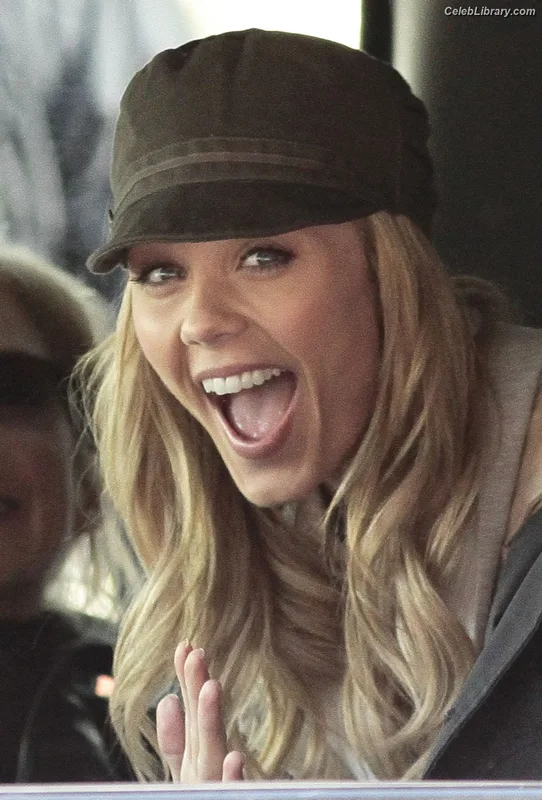 Laura vandervoort photo 17 of 128