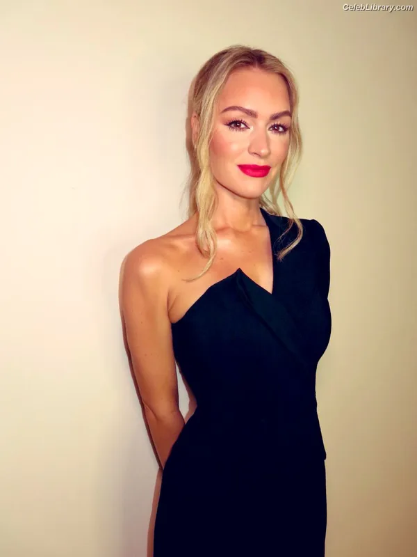 Laura Woods photo 11 of 42