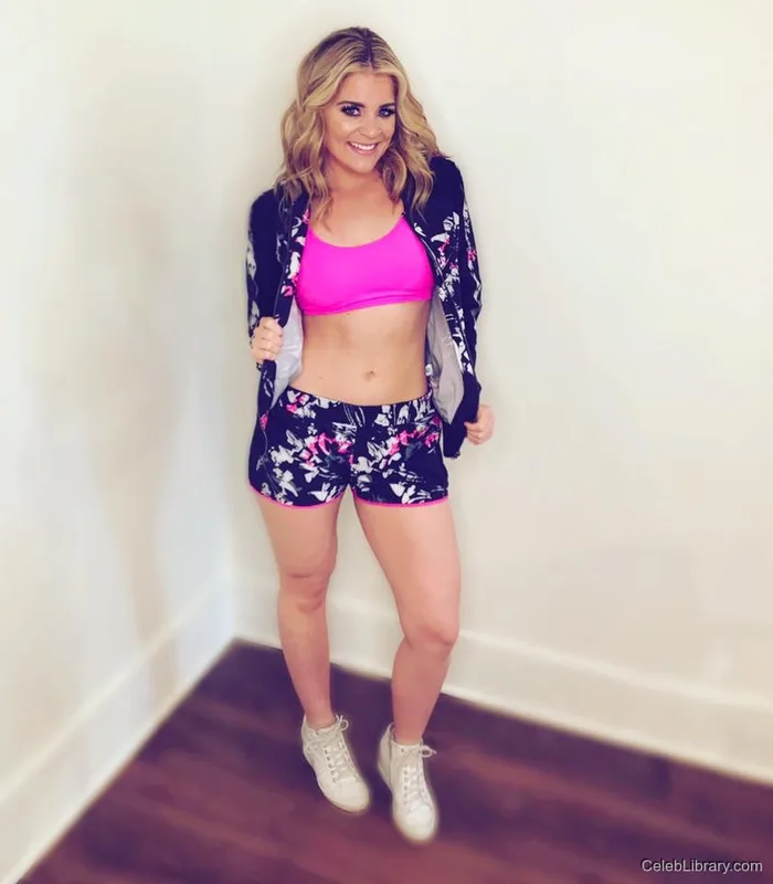 Lauren Alaina photo 3 of 28