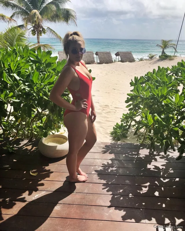 Lauren Alaina photo 21 of 28