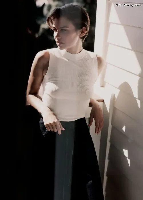 Lauren Cohan photo 4 of 433
