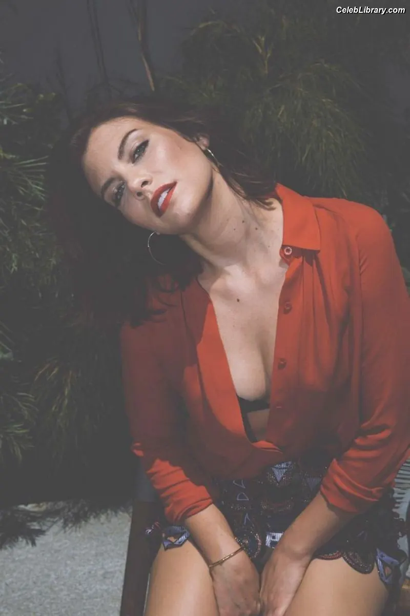 Lauren Cohan photo 10 of 433
