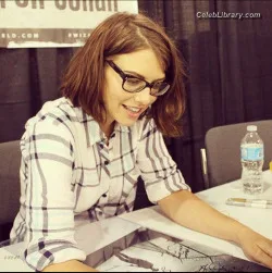 Lauren Cohan photo 23 of 433