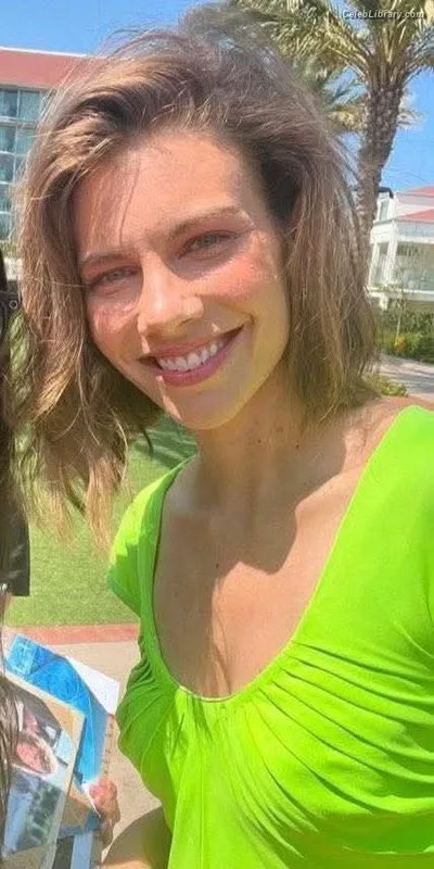 Lauren Cohan photo 10 of 433