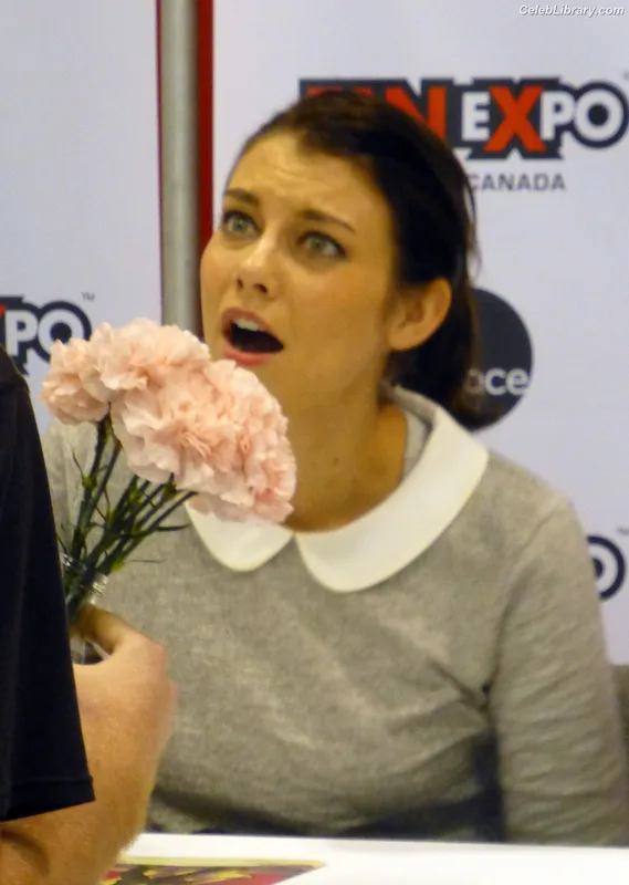 Lauren Cohan photo 15 of 433
