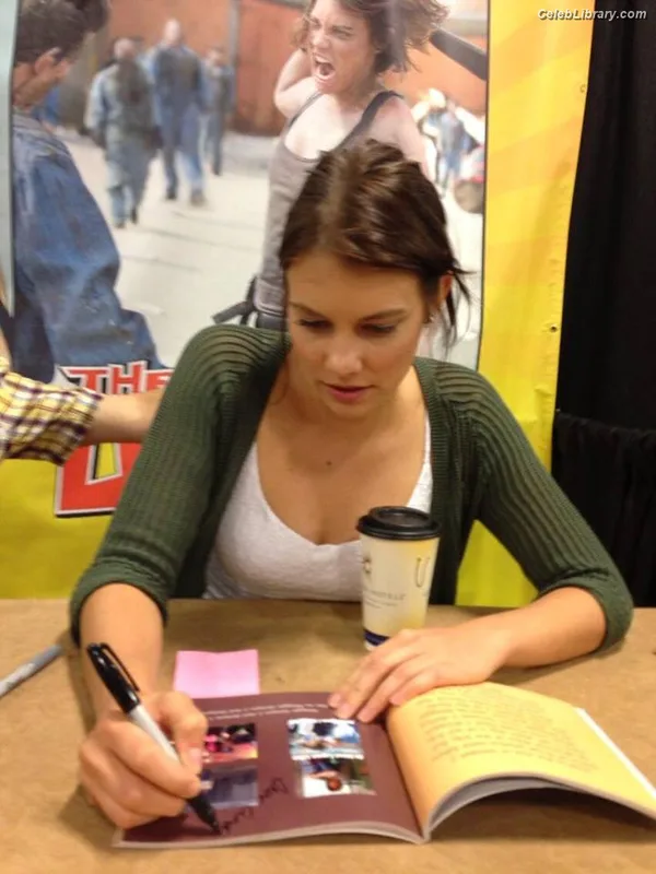 Lauren Cohan photo 17 of 433