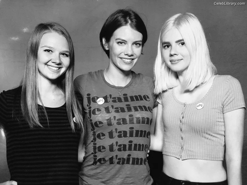 Lauren Cohan photo 1 of 433