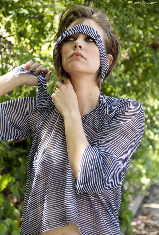 Lauren Cohan photo 1 of 433