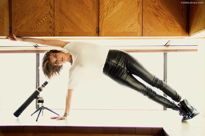 Lauren Cohan photo 3 of 433