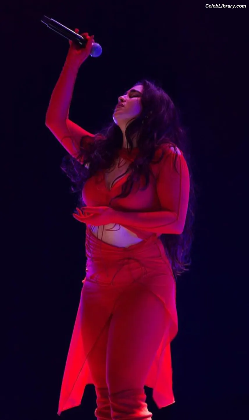 Lauren Jauregui photo 2 of 680