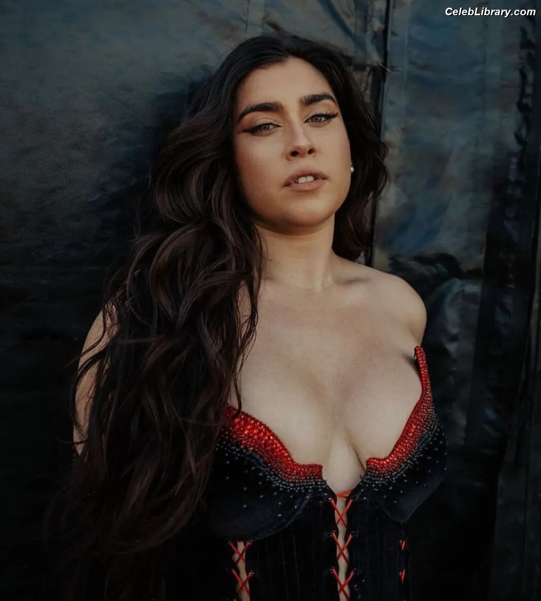 Lauren Jauregui photo 11 of 680