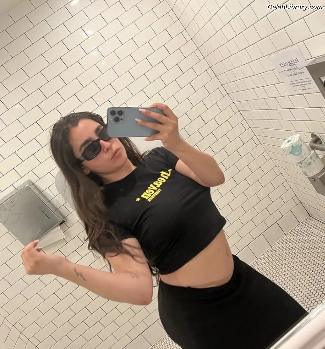 Lauren Jauregui photo 5 of 680
