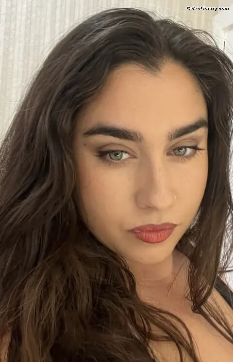 Lauren Jauregui photo 12 of 680