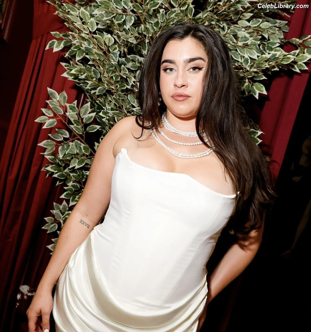 Lauren Jauregui photo 11 of 680