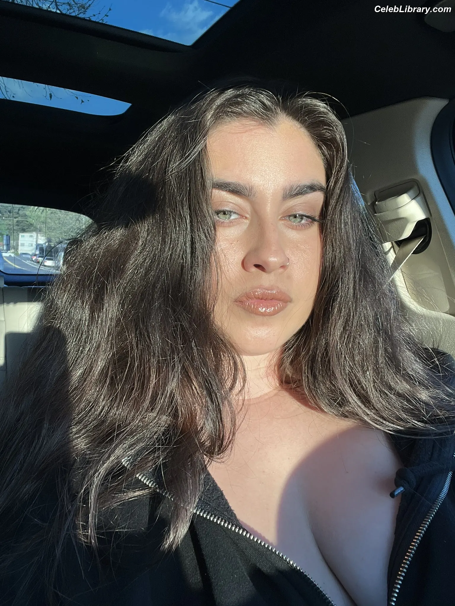 Lauren Jauregui photo 3 of 680