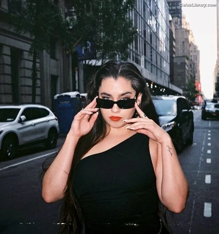 Lauren Jauregui photo 1 of 678