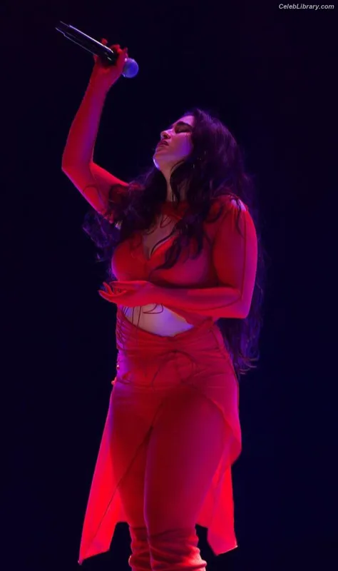 Lauren Jauregui photo 2 of 678
