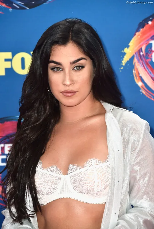 Lauren Jauregui photo 3 of 678