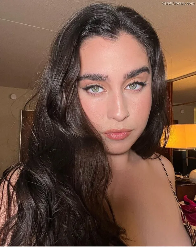 Lauren Jauregui photo 13 of 678