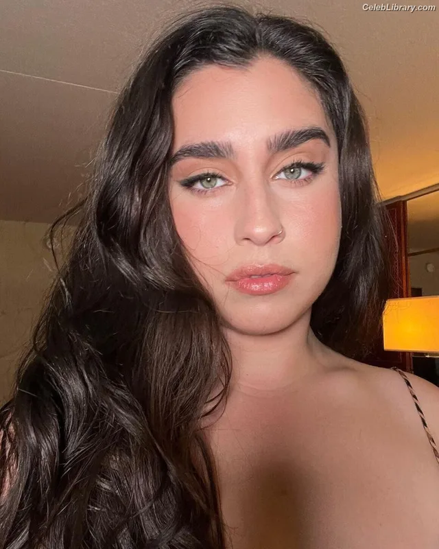 Lauren Jauregui photo 24 of 678