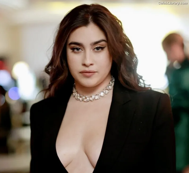 Lauren Jauregui photo 3 of 678