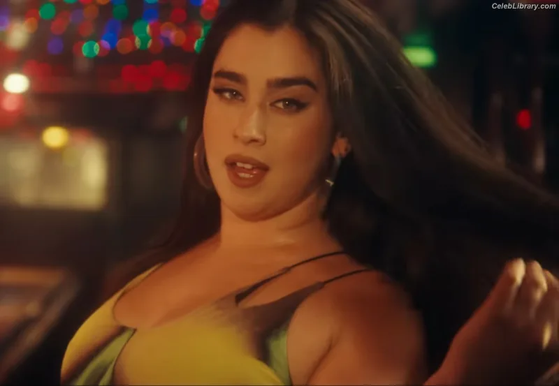 Lauren Jauregui photo 1 of 678