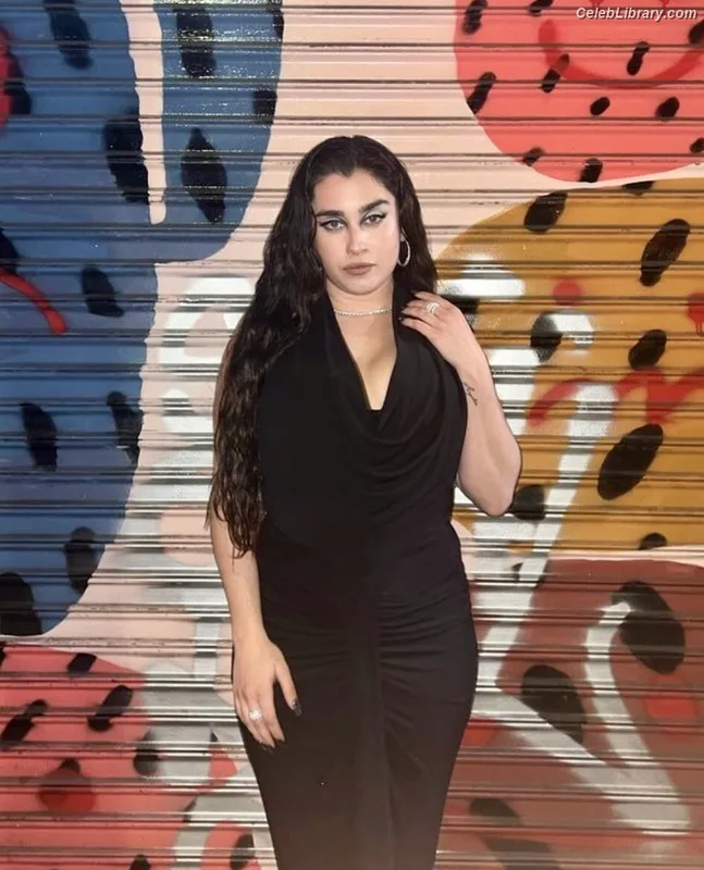 Lauren Jauregui photo 1 of 678