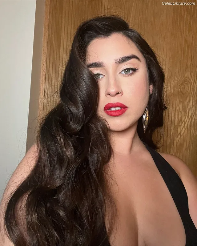 Lauren Jauregui photo 11 of 678