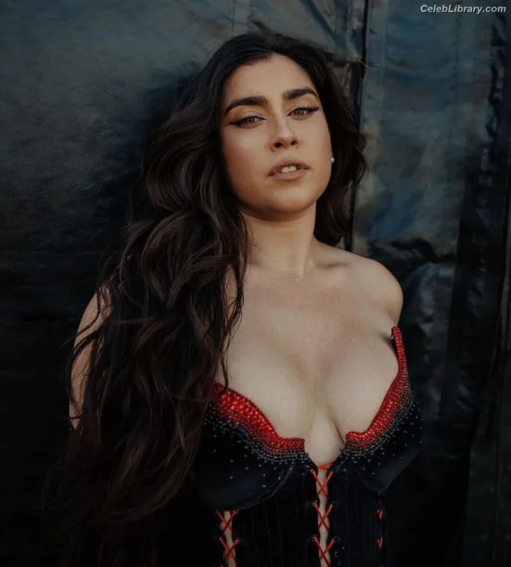 Lauren Jauregui photo 9 of 678