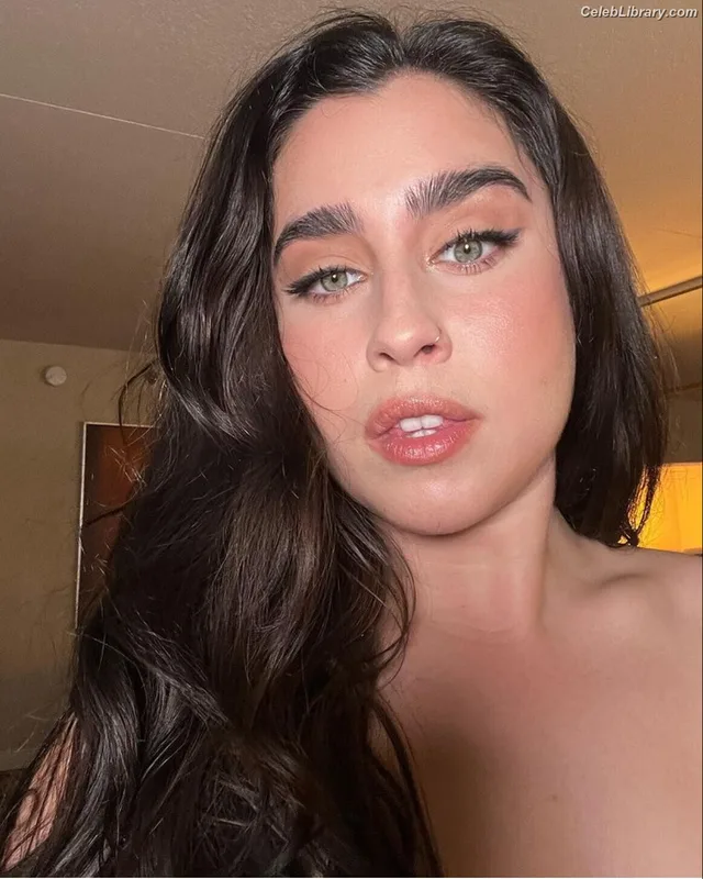 Lauren Jauregui photo 13 of 678