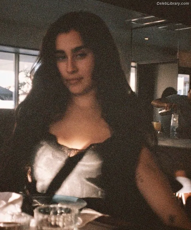 Lauren Jauregui photo 21 of 678