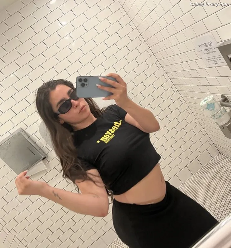 Lauren Jauregui photo 3 of 678
