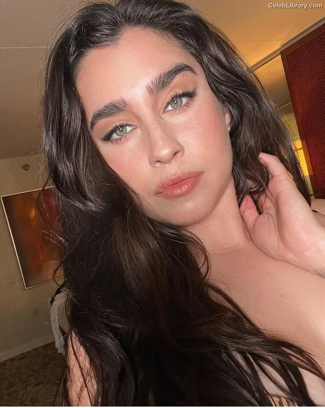 Lauren Jauregui photo 4 of 678