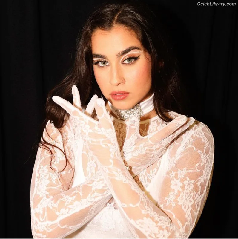 Lauren Jauregui photo 1 of 678