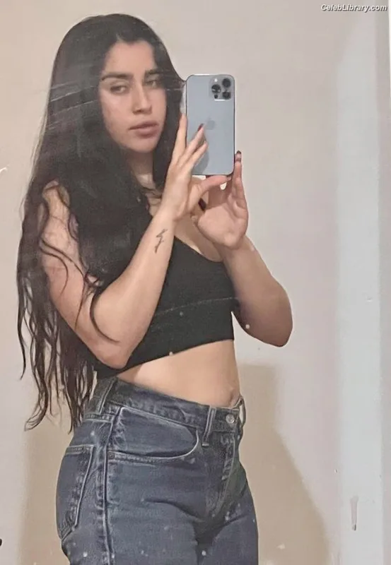 Lauren Jauregui photo 3 of 678