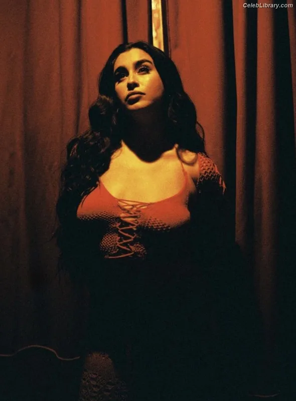 Lauren Jauregui photo 2 of 678
