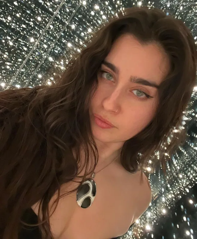 Lauren Jauregui photo 6 of 678