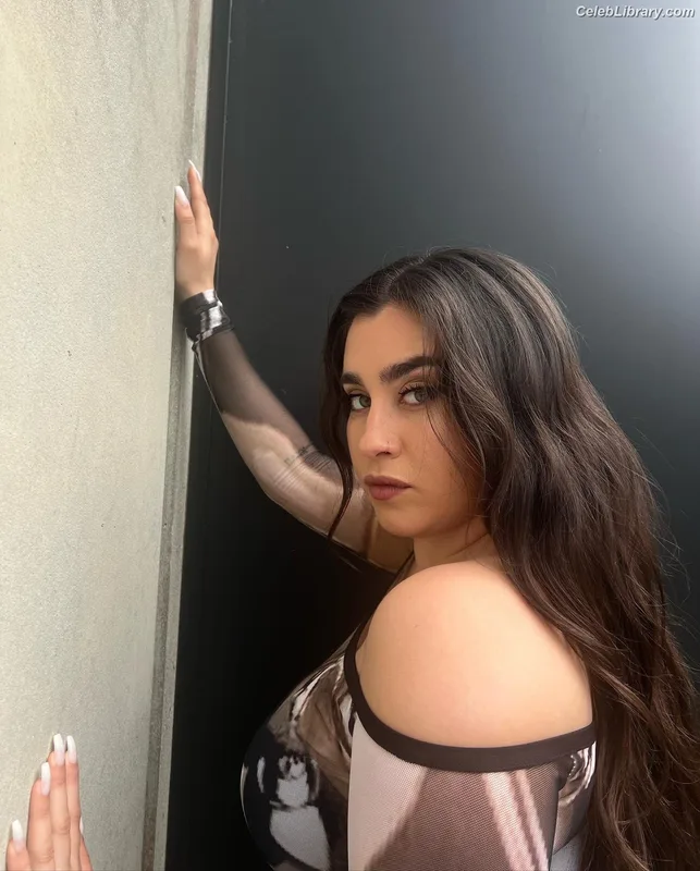 Lauren Jauregui photo 1 of 678