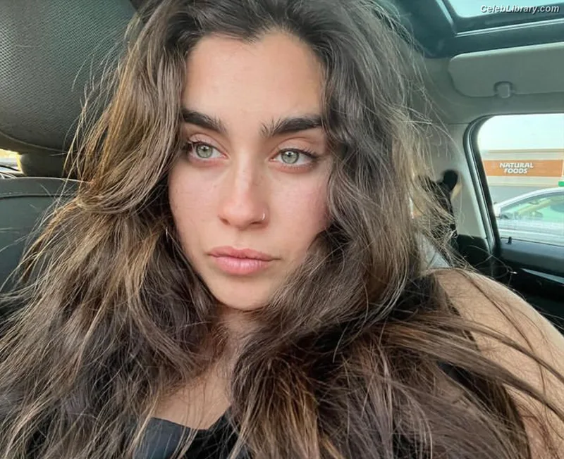 Lauren Jauregui photo 17 of 678